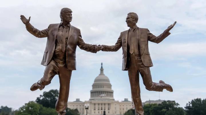 Epstein y Trump, de la mano: una estatua satírica de ambos aparece en Washington y la Casa Blanca lo tilda de "provocación"