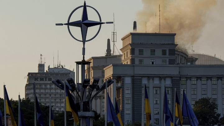 Russia assaults Ukraine with over 800 drones and decoys, the largest such attack in the war
