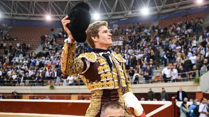 Borja Jiménez sale por la puerta grande de La Ribera tras cortar dos orejas