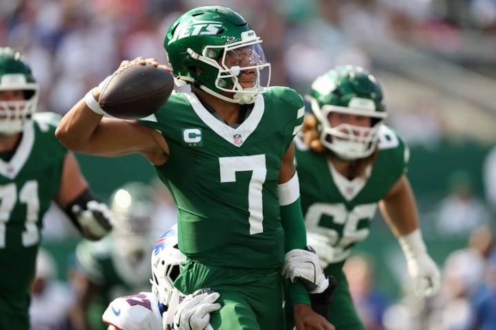 Jets QB Justin Fields in concussion protocol after rough