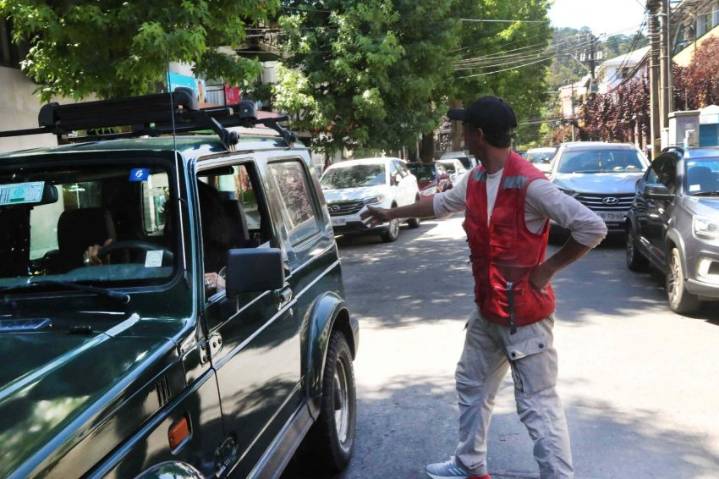 Proyecto de ley busca sancionar a cuidadores de autos y limpiaparabrisas en la vía pública