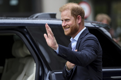 El príncipe Enrique se reúne con su padre, el rey Carlos III, tras más de un año