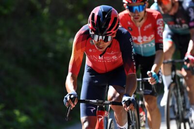 Egan Bernal se estrena en la Vuelta en otra etapa recortada por las protestas