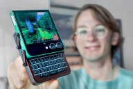 Un youtuber se hartó de que los móviles fueran aburridos y se construyó el suyo. El resultado es gloriosamente absurdo