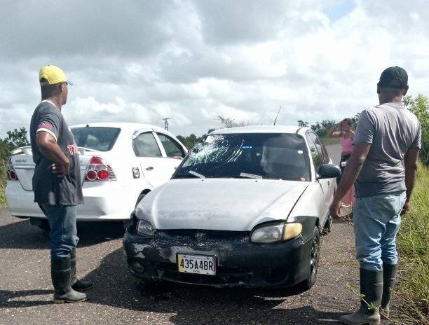 Carro choca contra vaca en curva peligrosa rumbo a Barrancas y casi se vuelca