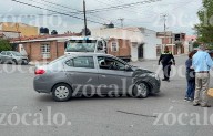 Choca repartidor contra auto de adultos mayores por no respetar alto