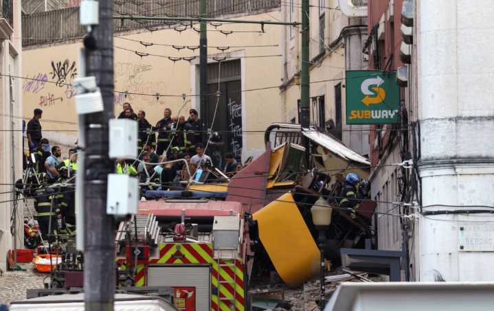Al menos 15 muertos y 18 heridos por descarrilamiento de funicular en Lisboa