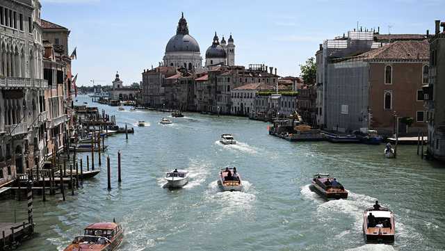 Tourists fined and banned from Venice for swimming in canal