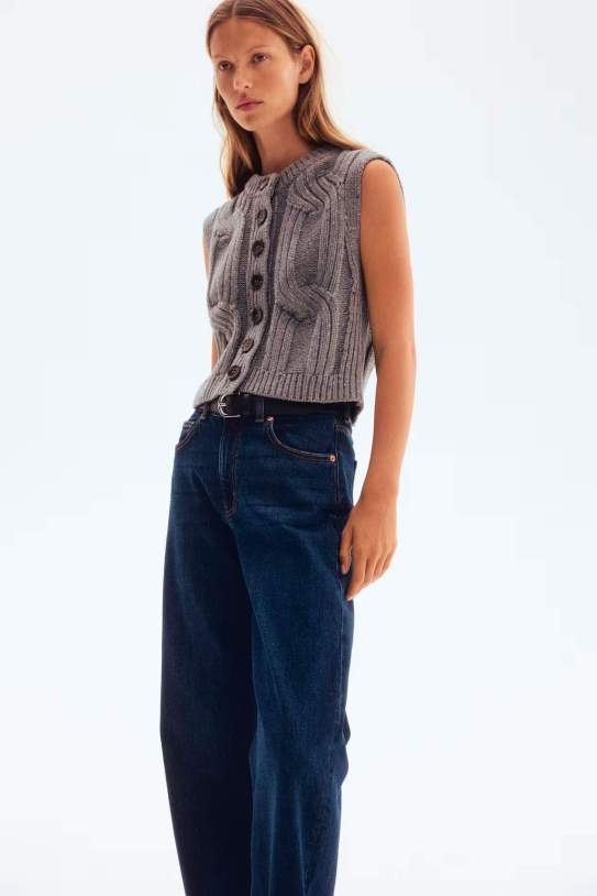 El chaleco trenzado de H&M que abraza sin abrigar y se lleva encima de todo