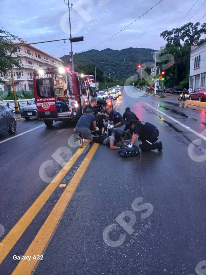 Motociclista derrapa en el libramiento y resulta lesionado