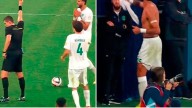 Expulsado, regaló su camiseta... ¡y el VAR lo mandó de vuelta a la cancha! ¿Qué hizo?