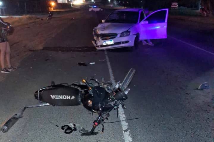 Motociclistas chocaron contra un auto en Ruta 12: iban a alta velocidad, zigzagueando y cruzaron semáforo en rojo