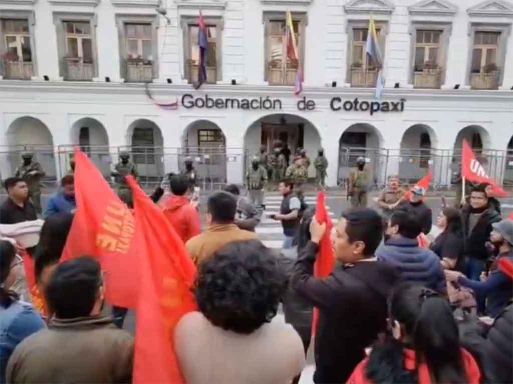 Educadores de Ecuador protestan contra alza del diésel de Noboa