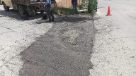 Gobierno de Parral atiende reporte de bache en la colonia Loma Linda