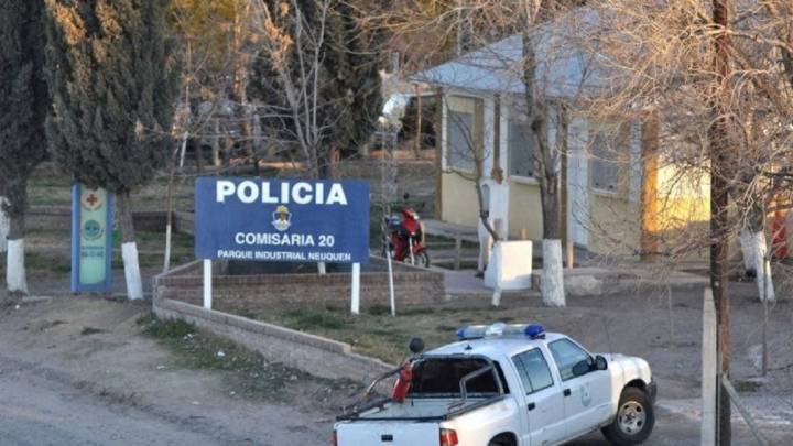 Investigan un femicidio en Neuquén y piden la captura del principal sospechoso
