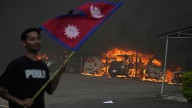 Violencia en Nepal: Suben a 25 los muertos en protestas mientras presos huyen de varias cárceles