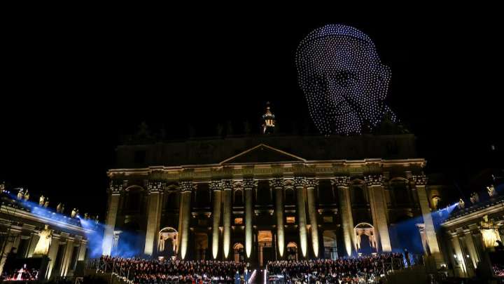 El Vaticano homenajeó al papa Francisco con un concierto y un espectáculo de drones masivo