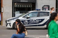 Detenidos un padre y su hijo menor por el robo de 32 crucifijos de varios cementerios de Madrid