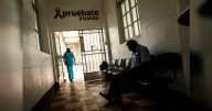 Pacientes con VIH denuncian persistente falta de medicamentos