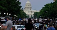 FBI fires agents photographed kneeling during 2…