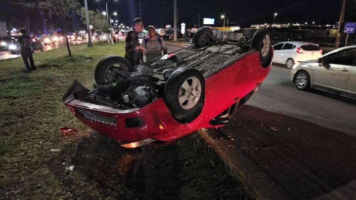 Aparatoso choque termina en volcadura al norte de la ciudad; reportan sólo daños daños materiales