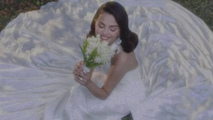 Selena Gomez se corona como la novia más icónica del 2025 con un maquillaje y peinado de ensueño
