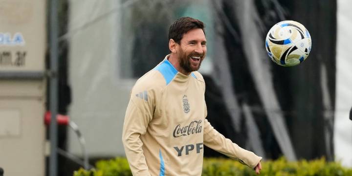 El posible equipo de Argentina para jugar con Venezuela: las dos dudas de Scaloni y el juvenil del Real Madrid que se sumó a la práctica