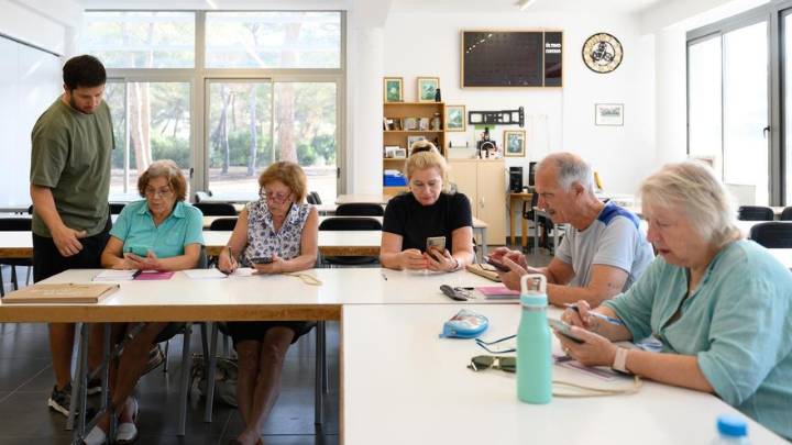 Vida digital: el curso que acerca el mundo digital a los mayores de 55 años