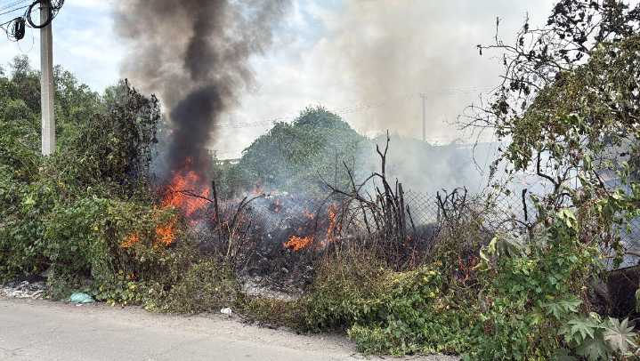 Incendio en Ecatepec consume tiradero clandestino