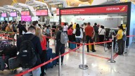 El tercer día de huelga de los trabajadores de seguridad del aeropuerto Madrid afecta a un millar de pasajeros