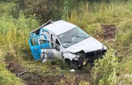 Encuentran pick-up destrozada y abandonada