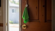 Qué significa colgar un pañuelo verde en la puerta, según el Feng Shui