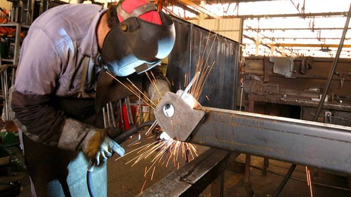 Industria: el uso de capacidad instalada cayó en julio y quedó debajo del 60% por octavo mes al hilo