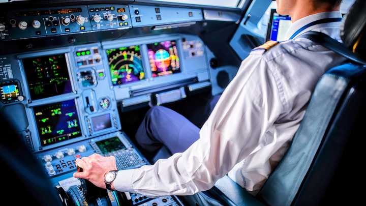Passengers Outraged As Airline Pilot Only Gets Slap On The Wrist After Being Caught Stealing Food Despite $230,000 Salary