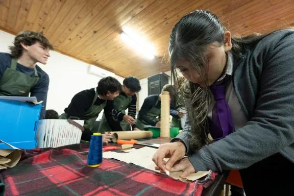 Alumnos de la Epet 36 fabrican prendas para mascotas con telas recicladas