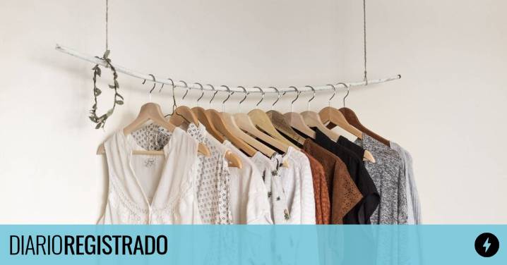 Así podés reciclar un buzo que ya no uses y transformarlo en un chaleco