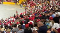 Charlie Kirk: Miles le rinden tributo e impulsan ventas récord de recuerdos luctuosos