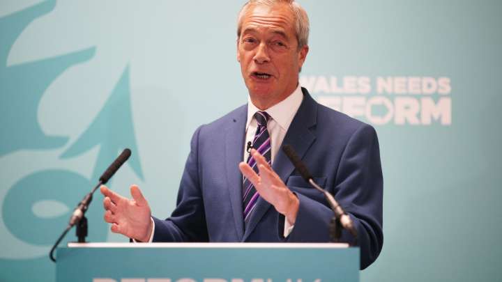 Union boss reveals 'thousands' of members want to back Nigel Farage & warns Labour is 'handing victory to Reform'