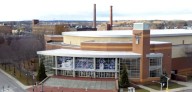 Reportan a hombre armado en universidad de Massachusetts; despliegan operativos con drones para asegurar el área