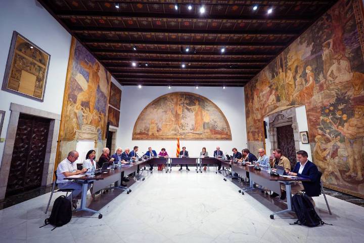 Govern, sindicatos y la patronal se alían y firman una manifiesto en favor de la financiación