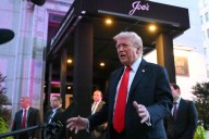 Revuelo en Washington. Trump salió a comer a un restaurante para demostrar que ahora la ciudad es más segura y le gritaron “Hitler”