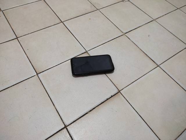 Le robaron el teléfono celular «a pata e` mingo» de su casa