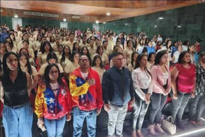 Caracas gradúa a 99 bachilleres en el Teatro Principal