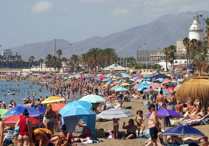 España bate récord con 11 millones de turistas pero julio empieza a mostrar síntomas de ralentización