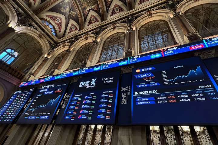 Las Bolsas europeas caen con el oro en nuevos máximos por encima de 3.500 dólares