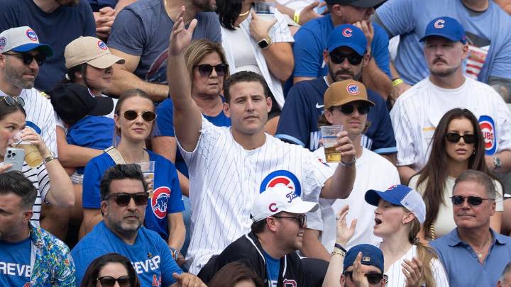 LOOK: Anthony Rizzo honored by Cubs days after retiring, nearly catches home