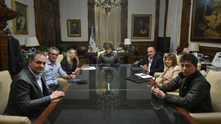 Javier Milei se reunió con su mesa política y se prepara para grabar la Cadena Nacional