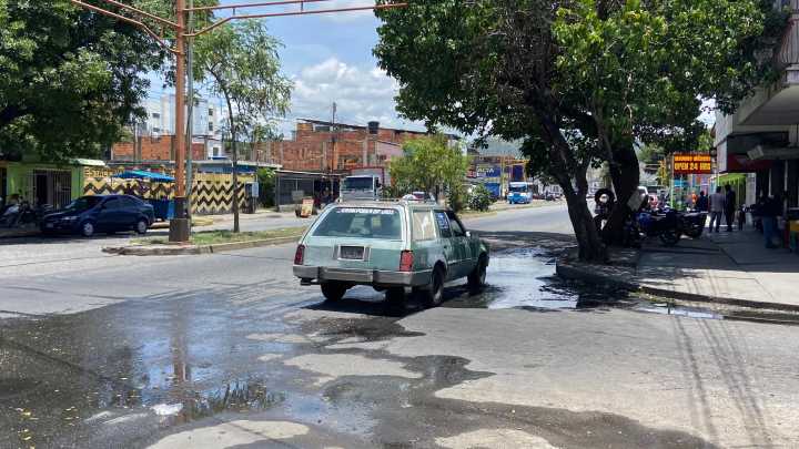 Reportan bote de aguas servidas cerca del Hospital Central de Barquisimeto 