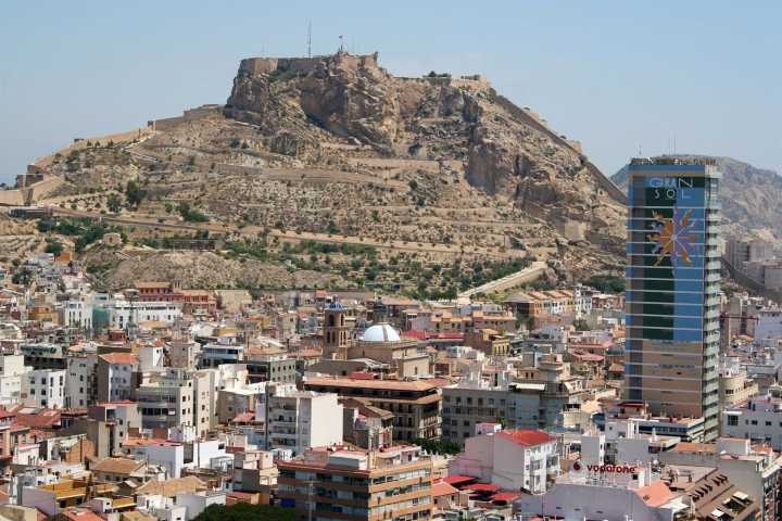 ‘Riesgo inminente de desprendimientos’ en la ladera del Benacantil obligan a actuar de emergencia