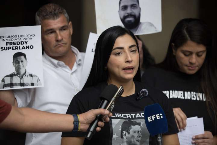 Esposa de Freddy Superlano exige prueba de vida ante presunto traslado